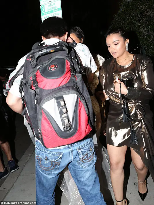 Melansir Daily Mail, Kim dan temannya, Fajer Fahad, yang saat itu baru keluar dari restoran tempat mereka makan malam hendak menuju mobil. Tiba-tiba seorang pria datang dan menabraknya. (doc.dailymail.com)