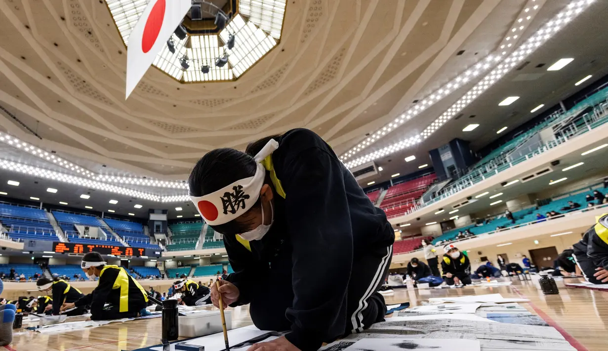 Seorang peserta menulis kaligrafi Jepang selama kontes kaligrafi Tahun Baru tahunan di Tokyo (5/1/2022). Lebih dari 3.000 kaligrafer, yang telah memenuhi syarat dalam kompetisi tingkat nasional di seluruh Jepang, ikut serta dalam kontes tahunan untuk merayakan tahun baru. (AFP/Behrouz Mehri)