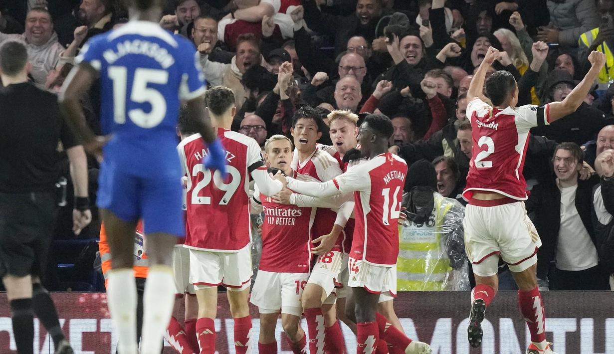 Para pemain Arsenal merayakan gol yang dicetak oleh Leandro Trossard ke gawang Chelsea pada lanjutan Liga Inggris, Sabtu (21/10/2023). Hasil ini membuat The Blues kini memiliki 12 poin. Sementara itu, The Gunners tetap tak terkalahkan, dan sekarang memiliki 21 poin di papan atas. (AP Photo/Frank Augstein)