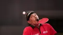 Atlet para-tenis meja Mesir, Ibrahim Elhusseiny Hamadtou melakukan servis saat melawan Chao Chen dari China pada laga Group E kelas 6 Tenis Meja Putra Paralimpiade Tokyo 2020 di Tokyo Metropolitan Gymnasium, Jumat (27/8/2021). (Yasuyoshi CHIBA / AFP)