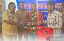 Gubernur PBD Serahkan Bantuan Nelayan Papua Barat Daya, Dorong Ekonomi Pesisir