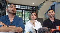 Jessica Iskandar dan suaminya Vincent Verhaag saat jumpa pers soal kasus penipuan di Jakarta, Rabu (8/3/2023) (Liputan6.com/M. Altaf Jauhar)