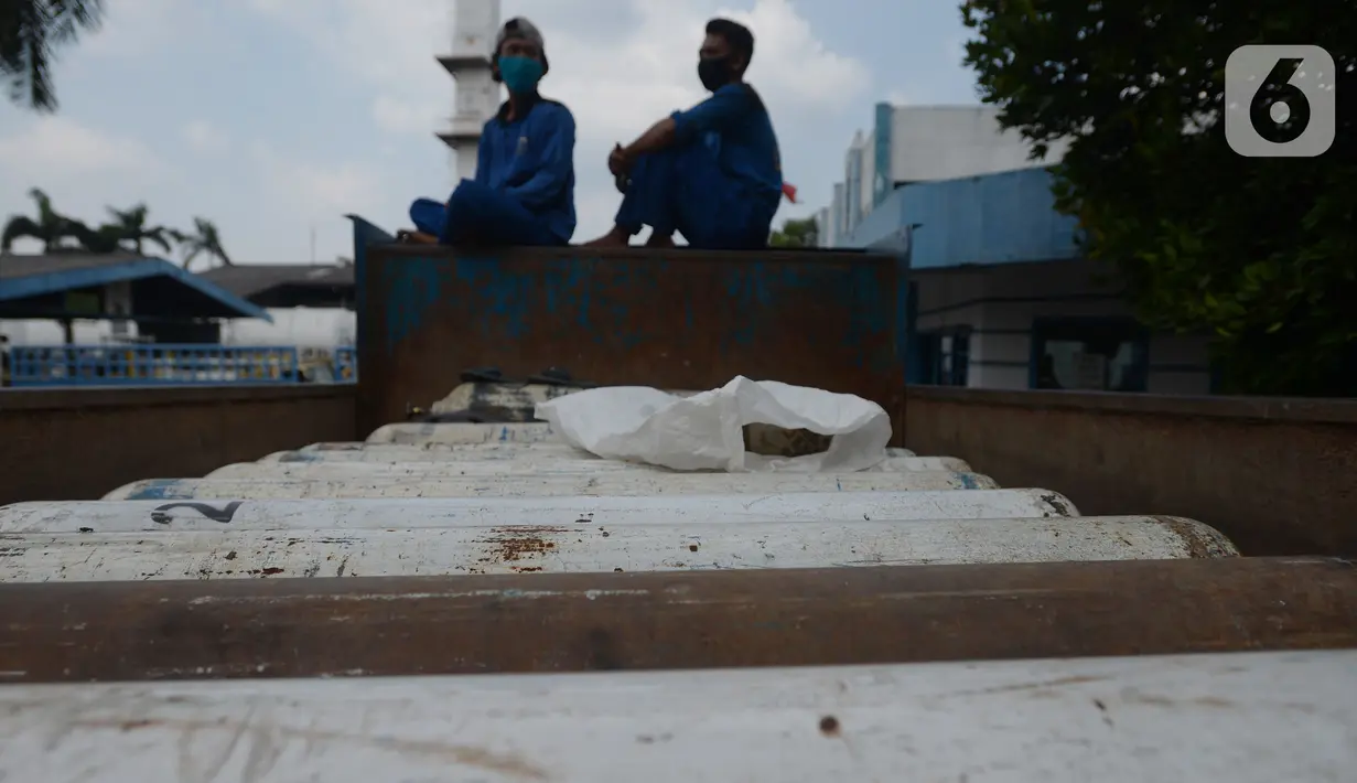 Pekerja menunggu untuk melakukan pengisian oksigen (O2) di Kawasan Pulogadung, Jakarta, Kamis (8/7/2021). Gubernur DKI Jakarta Anies Baswedan mengatakan kebutuhan oksigen di Ibu Kota untuk perawatan pasien Covid-19 dalam kondisi aman. (merdeka.com/Imam Buhori)