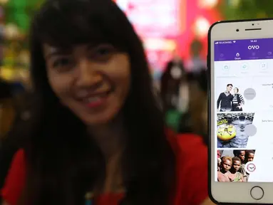 Pengunjung menunjukan aplikasi ovo untuk transaksi belanja di Plaza Semanggi, Jakarta, Jumat (8/12). Aplikasi tersebut memberikan program tarif parkir Rp1 dan cashback 30% di tenant F&B dan fashion Seluruh Lippo Mall Indonesia. (Liputan6.com/Angga Yuniar)