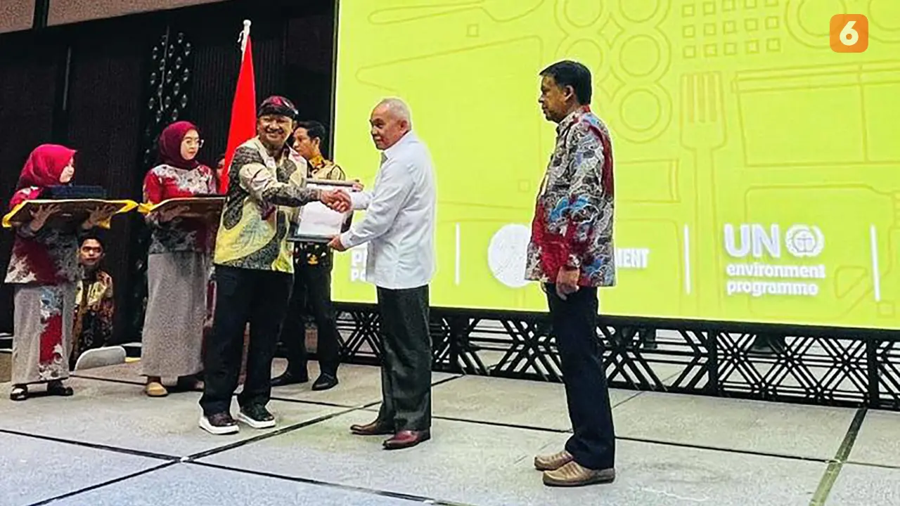 PT KNI menerima Properda Hijau dari Gubernur Kaltim