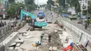 Pekerja meyelesaikan proyek pembangunan underpass Senen Extension di kawasan Senen, Jakarta, Kamis (13/2/2020). Proyek yang menelan anggaran mencapai Rp 121,1 miliar dan ditargetkan selesai pada Desember 2020 itu diharapkan dapat mengurai kemacetan. (Liputan6.com/Immanuel Antonius)