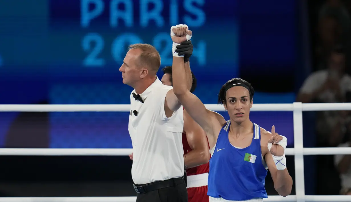 Petinju wanita asal Aljazair Imane Khelif setelah mengalahkan Janjaem Suwannapheng dari Thailand pada semifinal tinju kelas 66 kg putri Olimpiade Paris 2024 di Ronald-Garros Stadium, Rabu (7/8) dini hari WIB. (AP Photo/Ariana Cubillos)