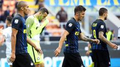 Para pemain Inter Milan usai takluk dari Cagliari pada laga Serie A di Stadion San Siro, Milan, Minggu (16/20/2016). Inter Milan kalah 1-2 dari Cagliari. (EPA/Matteo Bazzi)