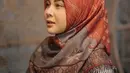 Kamu juga bisa kenakan hijab model bergo saat hendak shalat ied nanti. Dengan model yang santun namun tetap kasual [@kesharatuliu05]