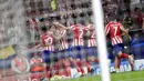 Para pemain Atletico Madrid merayakan gol yang dicetak oleh Hector Herrera ke gawang Juventus pada laga Liga Champions di Stadion Wanda Metropolitano, Rabu (18/9/2019). Kedua tim bermain imbang 2-2. (AP/Manu Fernandez)