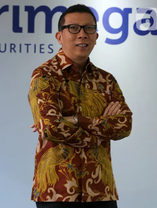 Direktur PT Trimegah Sekuritas Indonesia Tbk David Agus saat sesi foto usai acara RUPST Trimegah Sekuritas di Jakarta, Rabu (26/8/2020). Perusahaan mencatatkan kinerja positif pada 2019 dengan jumlah produk reksa dana yang dijual mencapai 112 dari 22 Manajer Investasi. (Liputan6.com/Fery Pradolo)