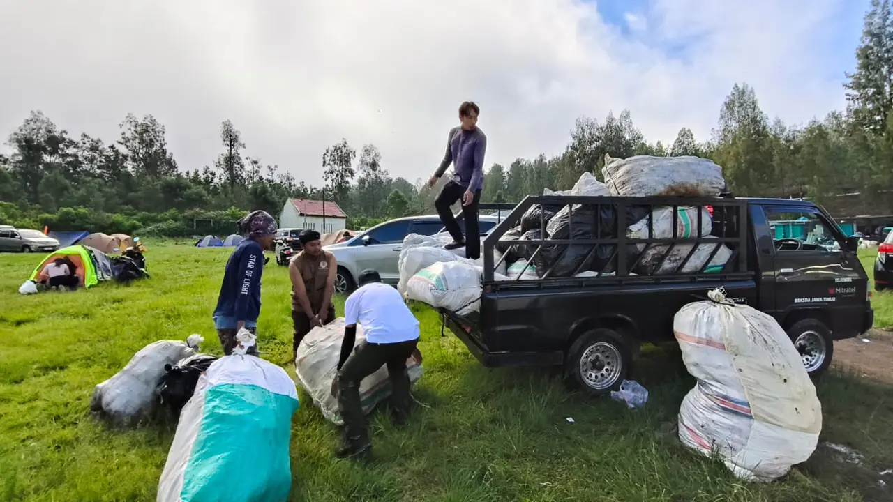 Proses pembersihan kawah ijen  beberapa waktu lalu (Istimewa)