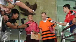 Badaruddin diperiksa sebagai tersangka kasus suap putusan terkait kasus tindak pidana korupsi penyalahgunaan honor Dewan Pembina Rumah Sakit Umum Daerah Bengkulu, Jakarta, Jumat (17/6). (Liputan6.com/Helmi Afandi)