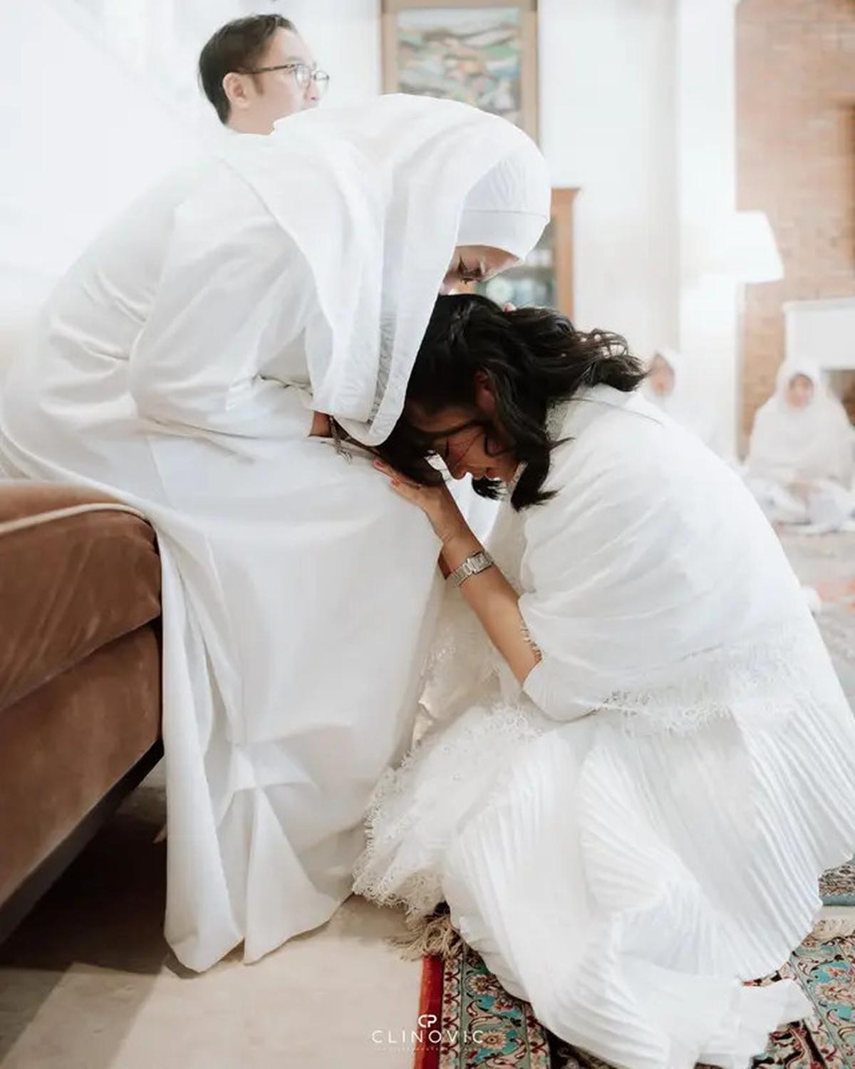 7 Foto Pengajian Jelang Pernikahan Anak Ikke Nurjanah, Kompak Menemani Bareng Aldi Bragi