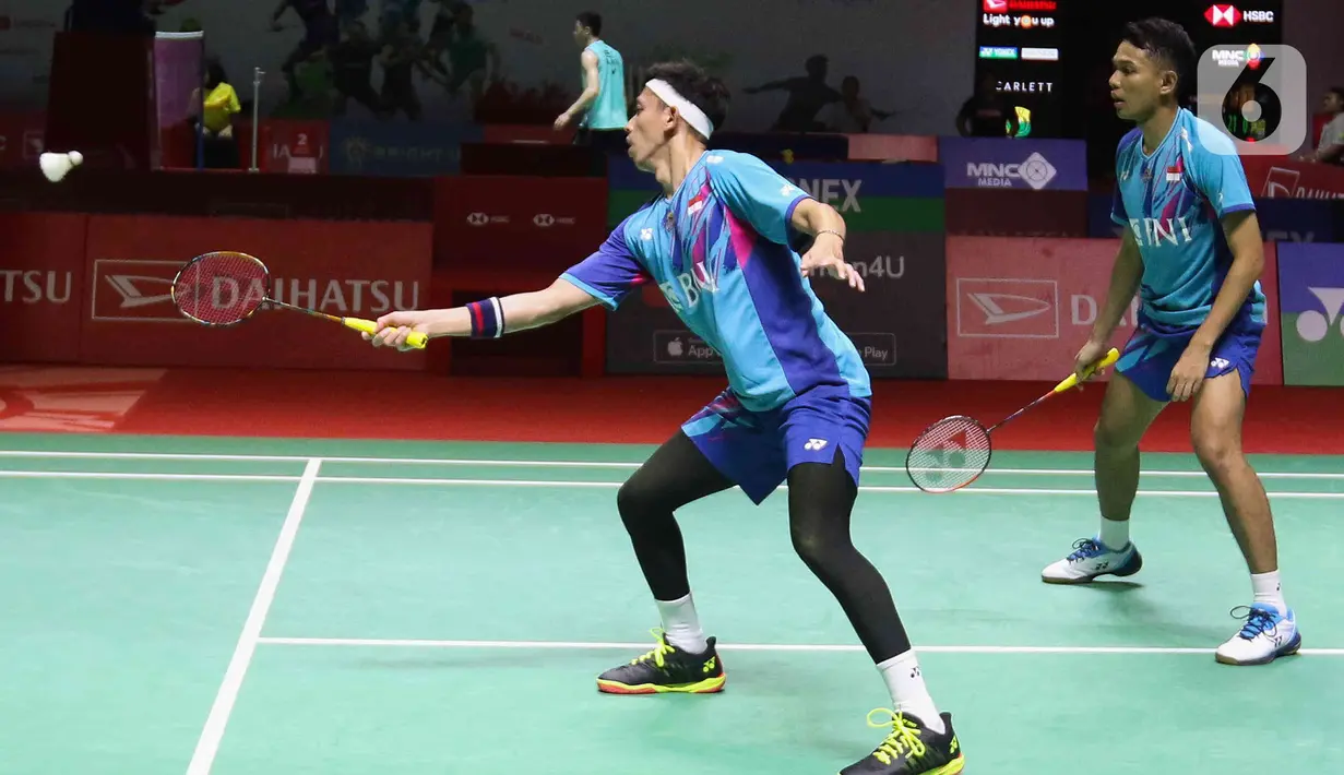 Pebulu tangkis ganda putra Indonesia Fajar Alfian/Muhammad Rian saat bertanding melawan pebulu tangkis ganda putra Taiwan Chang Ko Chi/Po Li Wei pada babak 16 besar turnamen Daihatsu Indonesia Masters 2023 di Istora Senayan, Jakarta, Kamis (26/1/2023). Fajar/Rian mengalahkan Chang Ko Chi/Po Li Wei dengan skor 13-21, 21-9, dan 21-14. (Liputan6.com/Herman Zakharia)