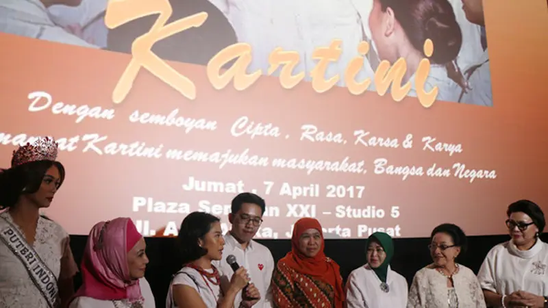 Acara ini semakin seru dan menarik para penonton karena Dian Sastro turut hadir dan foto bersama dengan Puteri Indonesia 2017, Yayasan Puteri Indonesia, dan seluruh tamu undangan. 