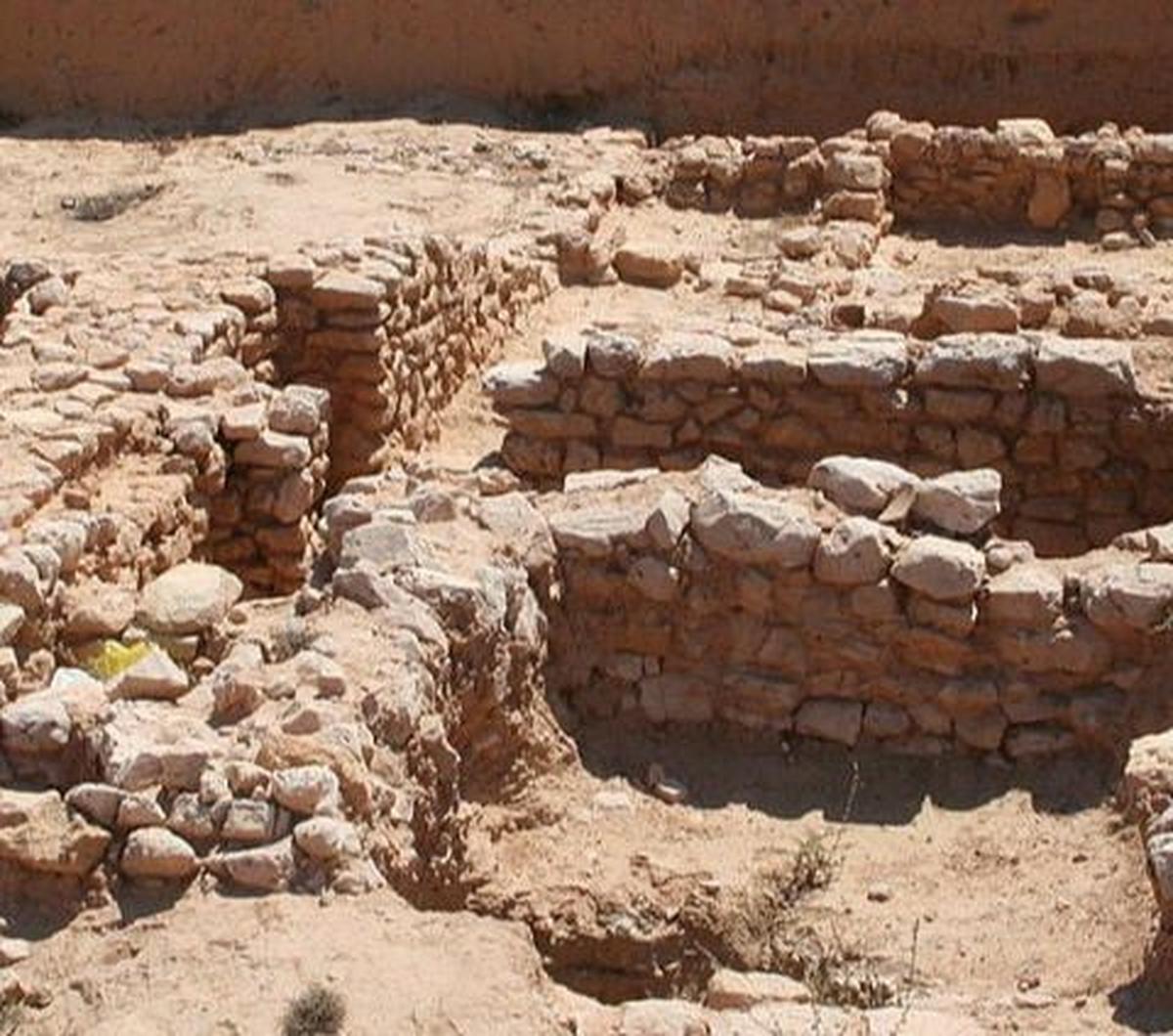 Situs ini berlokasi di Israel selatan, di simpang penting di mana para pedagang dari berbagai kebudayaan biasa bertemu dan bertukar barang dan sumber daya lainnya.

Di dalam makam ini ditemukan puluhan kerangka, kemungkinan kerangka para perempuan yang 