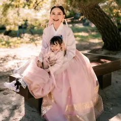 Rossa dan anaknya liburan ke Korea (instagram.com/itsrossa910)