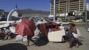 Penduduk terkaya di Acapulco, yang mengungsi sebelum Otis atau segera setelahnya, mulai kembali untuk mendata properti mereka di tepi pantai. (AP Photo/Marco Ugarte)