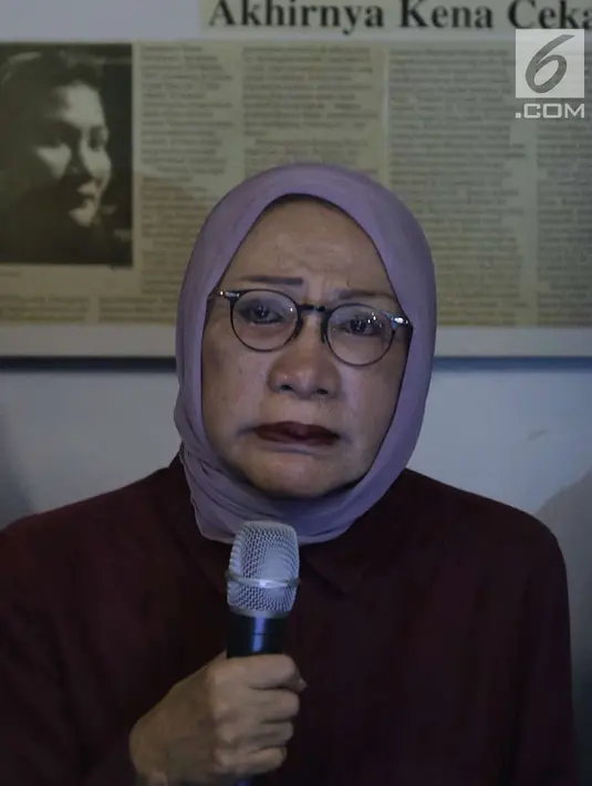 Aktivis Ratna Sarumpaet menyampaikan keterangan kasus penganiayaan yang dialaminya, Jakarta, Rabu (3/10). Ratna mengakui tidak ada penganiayaan yang diterimanya seperti kabar yang berkembang beberapa waktu terakhir. (Liputan6.com/Immanuel Antonius)