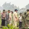 Momen Prabowo Tanpa Masker Terobos Kabut Asap Kebakaran Hutan Kalbar