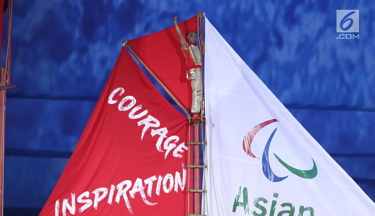 Salah satu atlet penyandang disabilitas naik membuka layar perahu para nisi pada malam pembukaan Asian Para Games 2018 di Stadion Gelora Bung Karno, Jakarta, Sabtu (6/10). Asian Para Games 2018 berlangsung 6-13 Oktober. (Liputan6.com/Helmi Fithriansyah)