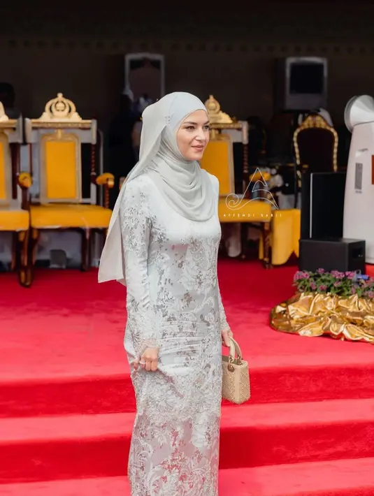 Penampilan Anisha Rosnah mencuri perhatian kebaya kurung full brukat dan rok abu-abu panjang [@anis.haikk]