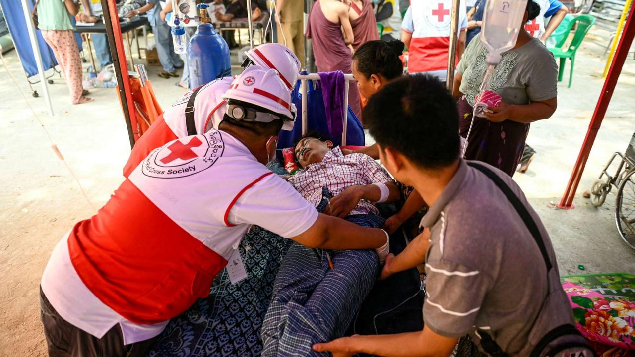 Pria Myanmar diselamatkan hidup-hidup setelah 5 hari tertimbun reruntuhan hotel akibat gempa