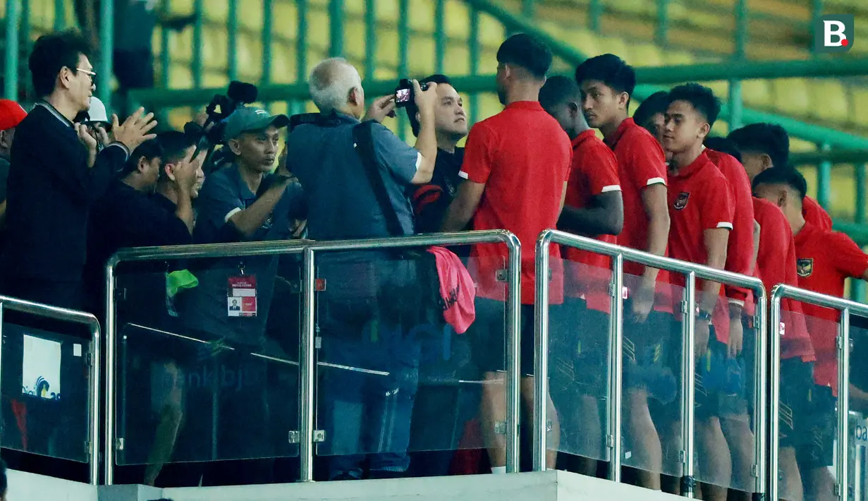 Ketua PSSI, Erick Thohir, berpamitan sekaligus meminta doa kepada pemain Timnas Indonesia U-20 sebelum berangkat menemui Presdien FIFA untuk membahas keberlangsungan Piala Dunia U-20 di Indonesia. (Bola.com/M Iqbal Ichsan)