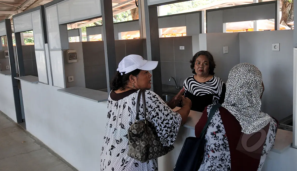 Sejumlah pedagang mengecek kios program Lenggang Jakarta, Kamis (9/4/2015). Pemda DKI Jakarta telah menyeleksi 339 PKL yang akan menempati kios tersebut. (Liputan6.com/Johan Tallo)