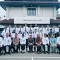 Greysia Polii bersama sejumlah atlet bulu tangkis seperti Anthony Ginting, Mohammad Ahsan, Hendra Setiawan, Liliyana Natsir, dan lainnya berpose usai menjalani pendidikan di Pusat Pendidikan dan Pelatihan Teknis Fungsional Pertahanan (Pusdiklat Tekfungham). Mereka resmi menjadi PNS di Kementerian Pemuda dan Olahraga. (foto: Instagram @greyspolii)