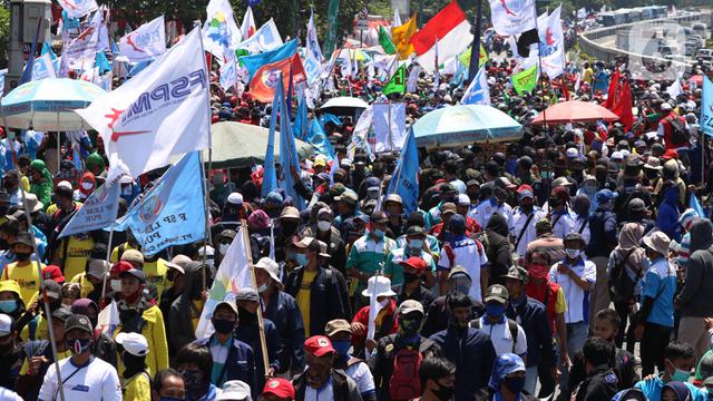 Ribuan Buruh Geruduk Gedung DPR Tolak Omnibus Law