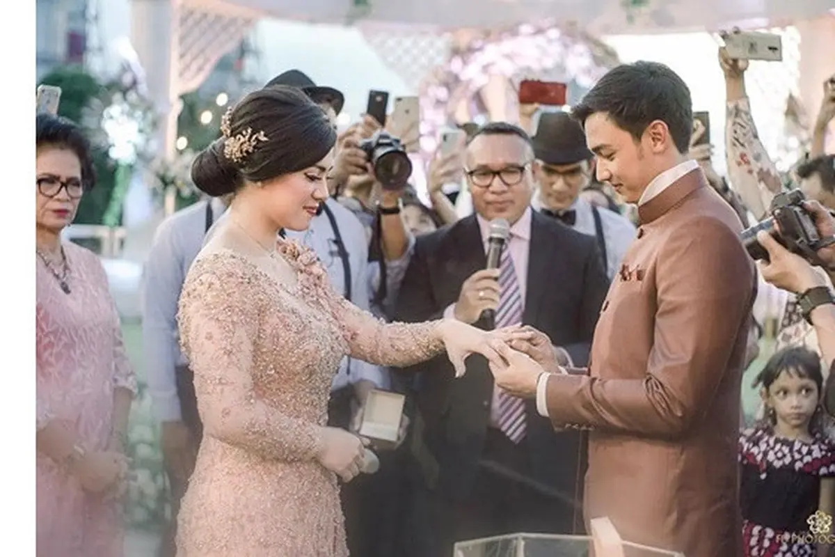 6 Momen Lamaran Resmi Caesar Hito dan Felicya Angelista, Romantis di Pinggir Pantai