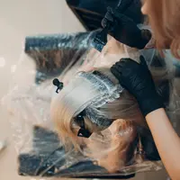 Ilustrasi mewarnai rambut dengan produk kandungan kimia tinggi yang membahayakan kesehatan. (Sumber foto: Unsplash.com).
