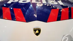 Mobil Lamborghini yang berkelir tranportasi patroli kepolisian menjadi daya tarik tersendiri, Mal Kelapa Gading, Jakarta, Selasa (24/6/2014) (Liputan6.com/Faizal Fanani)