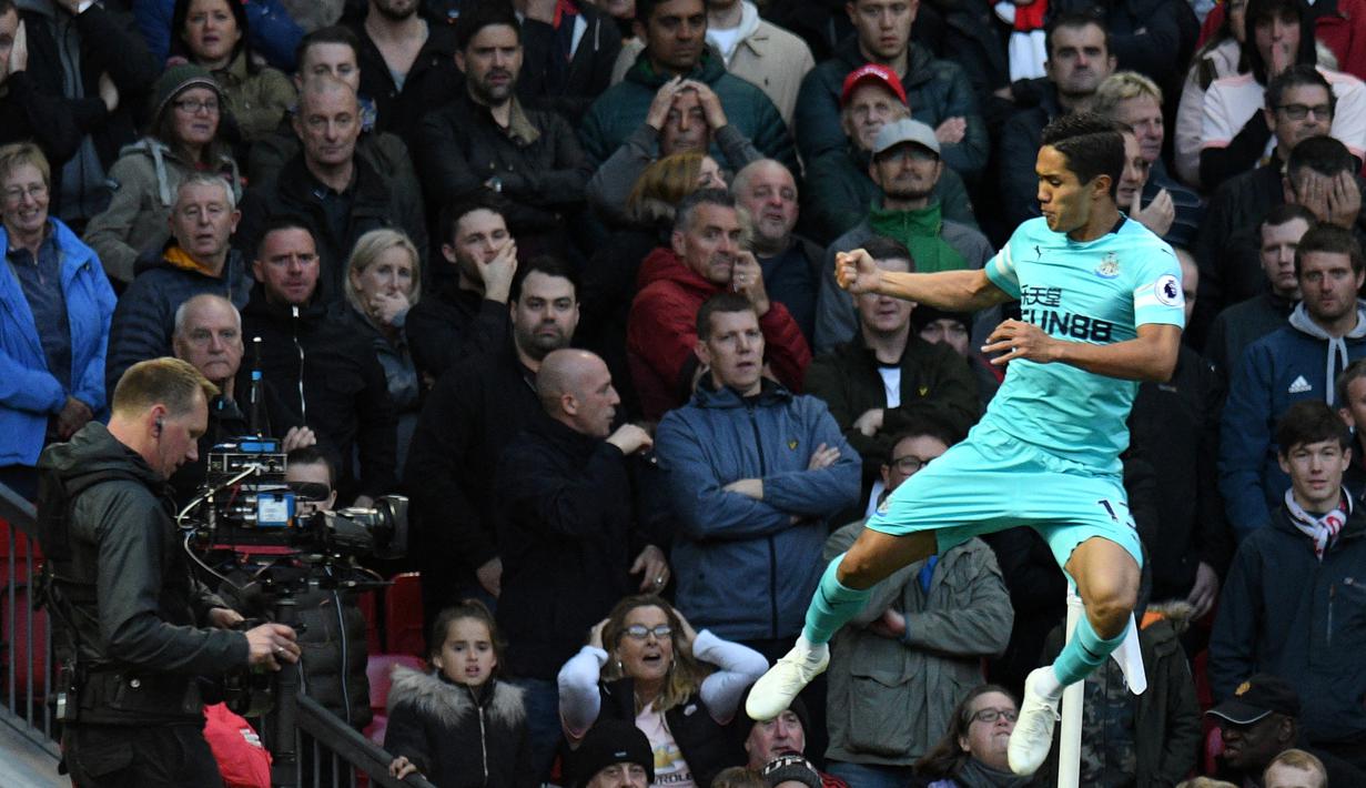 Yoshinori Muto. Striker Jepang berusia 29 tahun yang sejak Agustus 2021 memperkuat Vissel Kobe ini pernah bermain di 3 liga top Eropa, yaitu Jerman, Inggris dan Spanyol. Di Liga Jerman ia memperkuat Mainz 05 selama 3 musim pada 2015/2016 hingga 2017/2018 dan total tampil dalam 72 laga dengan torehan 23 gol. Di Liga Inggris ia memperkuat Newcastle United selama 2 musim pada 2018/2019 hingga 2019/2020 dan total tampil dalam 28 laga dengan torehan 2 gol. Di Liga Spanyol ia memperkuat SD Eibar selama 1 musim pada 2020/2021 dan total tampil dalam 28 laga dengan torehan 3 gol. (AFP/Oli Scarff)