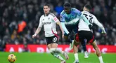 Pemain Fulham, Antonee Robinson, berusaha mengadang pergerakan pemain Arsenal, Bukayo Saka dalam lanjutan Liga Inggris di Craven Cottage, Minggu (9/12/2024). (AFP/Justin Tallis)