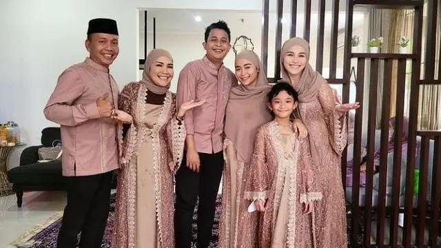 Hijab Ayu Ting Ting di acara syukuran sang adik jadi sorotan