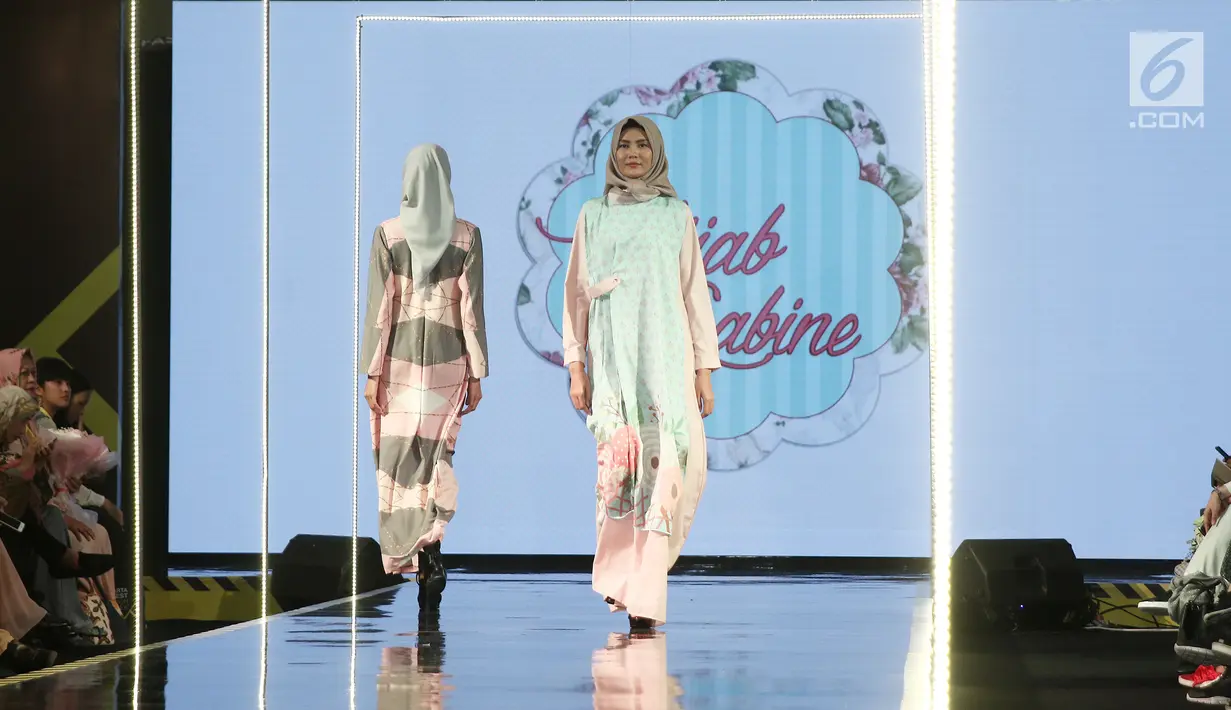 Model membawakan karya dari Hijab Sabine saat Jakarta Modest Fashion Week di Gandaria City, Jakarta, Minggu (29/7). (Liputan6.com/Herman Zakharia)