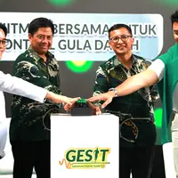 Dokter Spesialis Gizi Klinik dr. Christopher Andrian, M.Gizi, Sp.GK, President Director Kalbe Nutritionals Rivanda Idiyanto, Director of Adult and Specialized Nutrition Kalbe Nutritionals Robertus Parulian Purba, dan Public Figure & Healthy Lifestyle Enthusiast Anjasmara saat peluncuran kampanye edukasi GESIT (Gerakan Sadar Diabetes). [Foto dok : Kalbe Nutritionals/Banyu Communications].