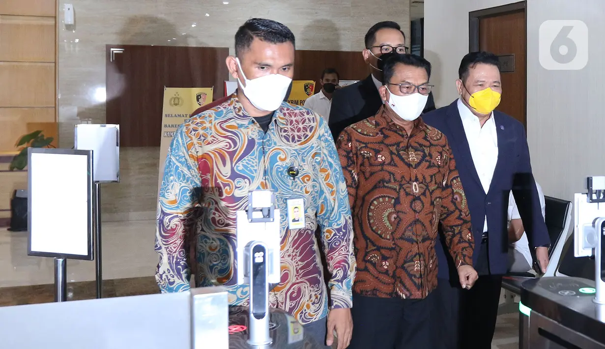Kepala Staf Presiden (KSP) Moeldoko usai menjalani pemeriksaan di Bareskrim, Mabes Polri, Jakarta, Selasa (12/10/2021).Sebelumnya, Moeldoko melaporkan peneliti ICW yaitu Egi Primayogha dan Miftah atas dugaan pencemaran nama baik terhadap dirinya. (Liputan6.com/Herman Zakharia)