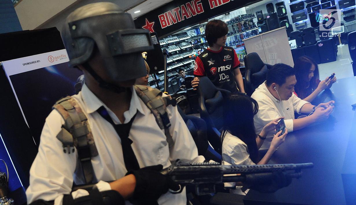 Anggota DPR F-PDIP, Charles Honoris bersama penggiat game Vina Eleast dan Karen Wijaya bertanding game online PUGB mobile dalam turnamen "NXL Mobile Esport Cup 2019" di lantai dasar Mangga Dua Mall, Jakarta, Minggu (17/3). (Liputan6.com/Herman Zakharia)