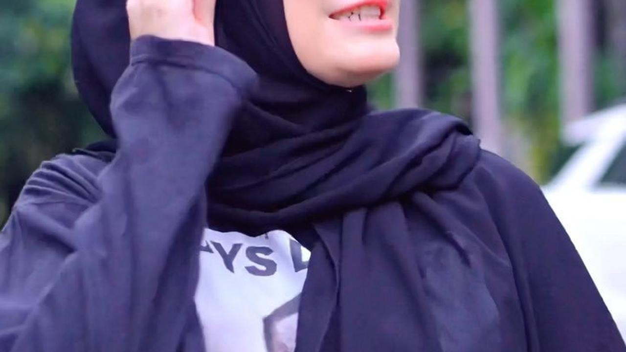Dibully Terlihat Tua, Rina Amalia Istri Aktor Boy Hamzah Ingin Lepas Hijab