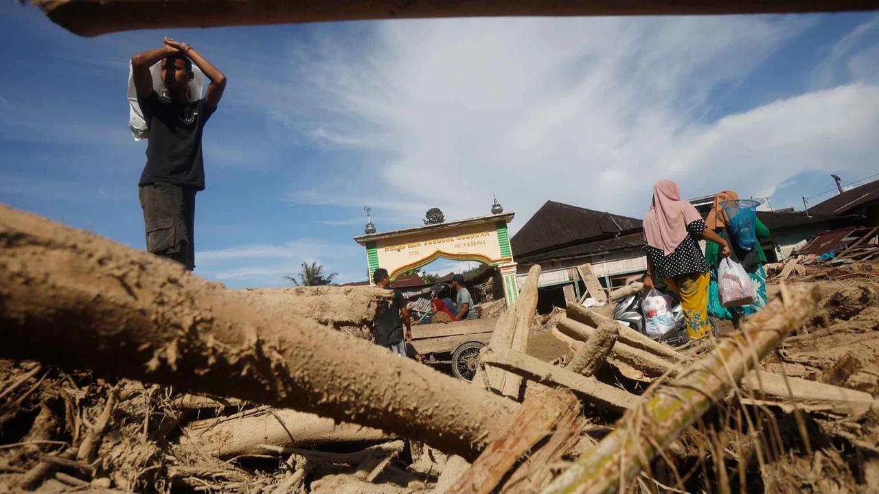 FOTO: Potret Kayu Gelondongan Hancurkan Rumah dan Fasilitas Warga