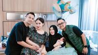 Potret Raffi Ahmad dan Nagita Slavina Jenguk Shandy Purnamasari yang Baru Lahirkan Anak Ketiga (credit: https://www.instagram.com/raffinagita1717/)
