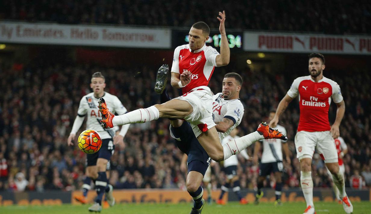 Arsenal Kieran Gibbs mencetak gol dibayangi pemain Tottenham Hotspur pada lanjutan Liga Premier Inggris  di Stadion Emirates, London, Inggris, Minggu (8/11/2015). Arsenal bermain imbang 1-1.  (Reuters/Andrew Couldridge)