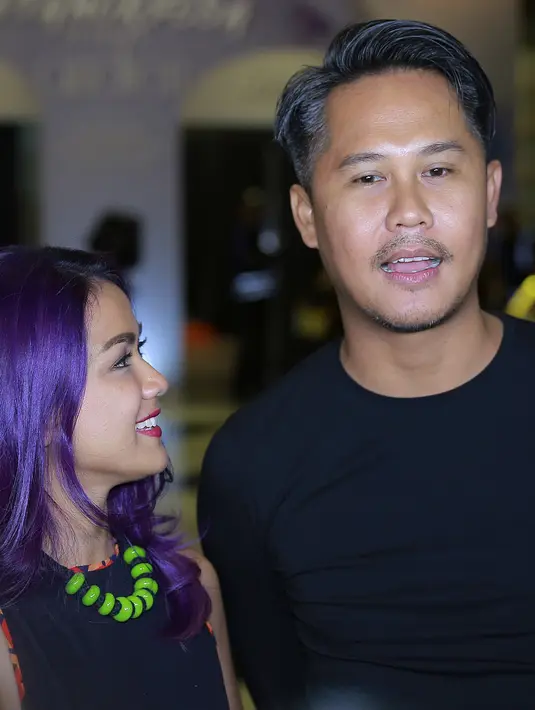 "Kita gak mau urusin (gosip itu). Kita mah sibuk dengan urusan berdua," tutur pemeran film ‘Get Married’ sembari melayangkan tatapan cinta untuk suaminya. (Galih W. Satria/Bintang.com)