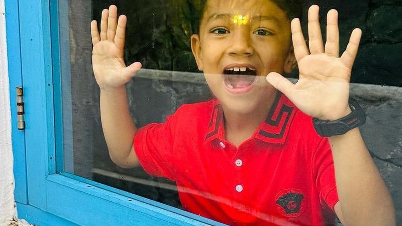 Fasih berbahasa Inggris, doketahui Nawid berasal dari Afghanistan. Namun kini dikabarkan ia tinggal di daerah Bogor, Jawa Barat.