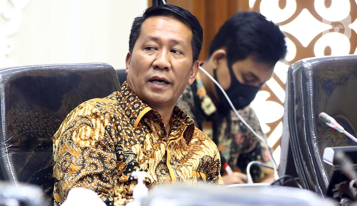 Ketua Baleg DPR RI Supratman Andi Agtas memimpin Rapat Kerja dengan pemerintah di Kompleks Parlemen, Jakarta, Kamis (22/7/2020). Baleg menggelar rapat Panitia Kerja (Panja) RUU Cipta Kerja dengan agenda melanjutkan pembahasan Daftar Inventarisasi Masalah (DIM) Bab III. (Liputan6.com/Johan Tallo)