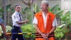 Tangan kanan Bupati nonaktif Labuhanbatu Pangonal Harahap, Thamrin Ritonga dengan tangan diborgol berjalan tiba di gedung KPK, Jakarta, Kamis (3/10). Thamrin Ritonga diperiksa sebagai tersangka. (Merdeka.com/Dwi Narwoko)